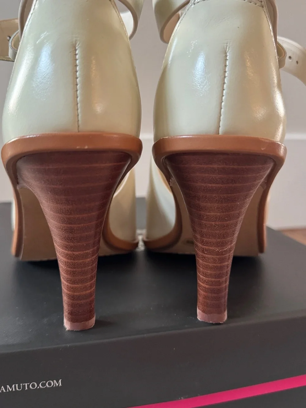 EUC Vince Camuto Frasper Warm Vanilla Leather Heels Size 8
